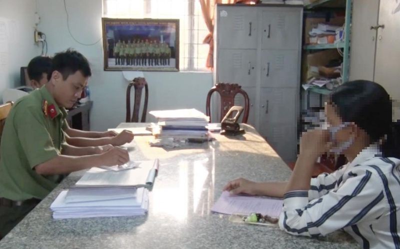 mot phu nu bi xu phat vi dua thong tin sai su that ve dich covid-19 hinh 1