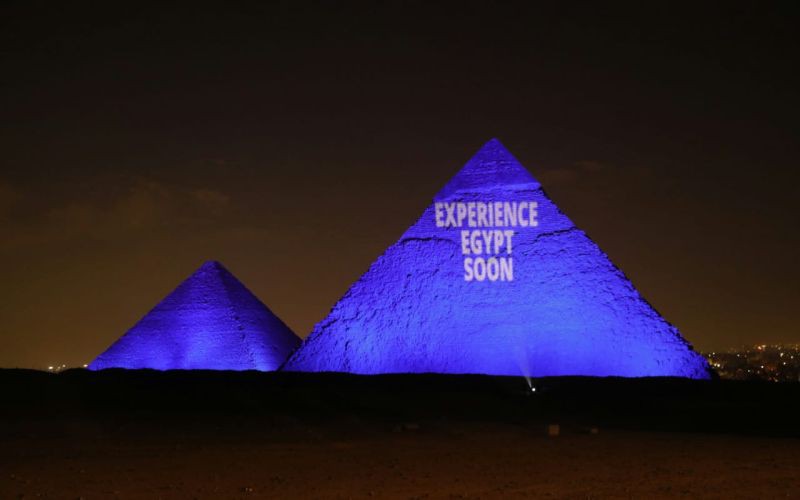 Ai Cập thắp sáng Kim tự tháp bằng khẩu hiệu cảnh báo chống Covid-19