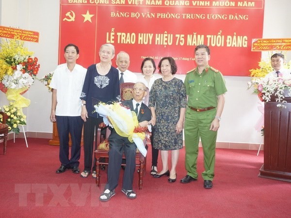 "nguoi thay cua nhung nha tinh bao huyen thoai" muoi huong tu tran hinh 1