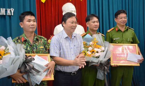 khen thuong dot xuat thanh tich truy bat pham nhan trieu quan su hinh 2
