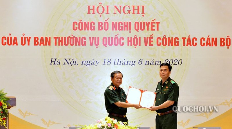 cong bo nghi quyet cua uy ban thuong vu quoc hoi ve cong tac can bo hinh 1