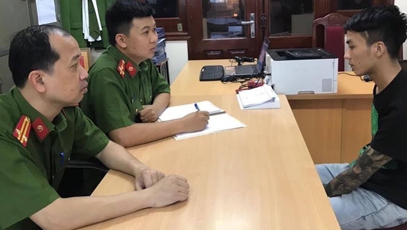 dap kin chan giua troi nong 40 do c tren xe khach de tron truy na hinh 1
