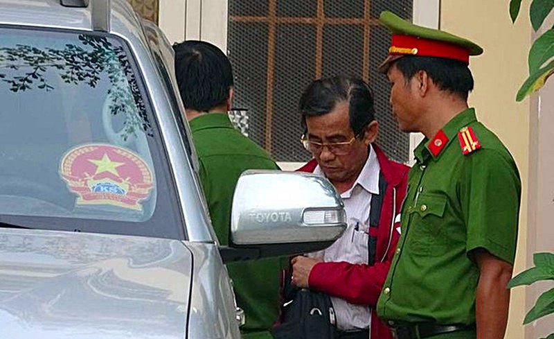 nong 24h: vi sao 2 can bo cdc ha noi bi khoi to? hinh 7