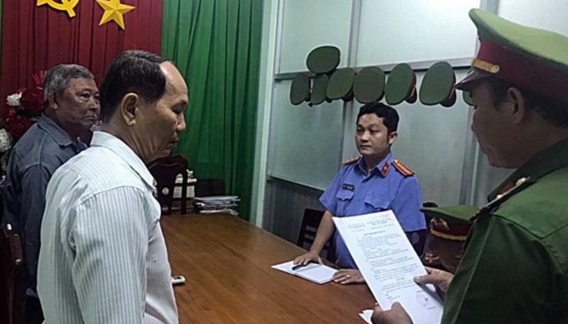 nong 24h: vi sao 2 can bo cdc ha noi bi khoi to? hinh 9