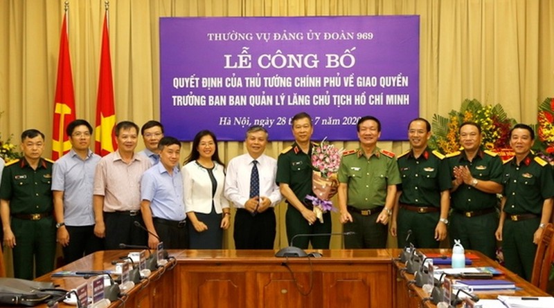 trao quyet dinh quyen truong ban quan ly lang chu tich ho chi minh hinh 1