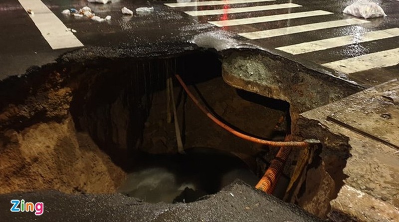 "ho tu than" xuat hien giua duong sau con mua lon o tp.hcm hinh 1