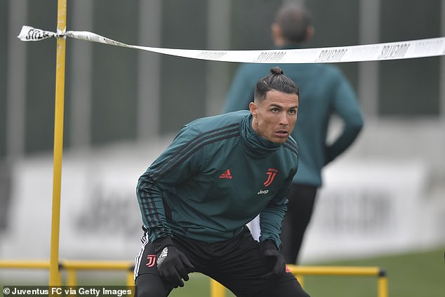 juventus muon giu ronaldo den nam 38 tuoi hinh 1