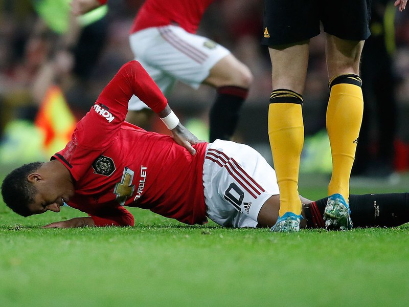 tin du cho mu: rashford co the nghi het mua giai  hinh 1