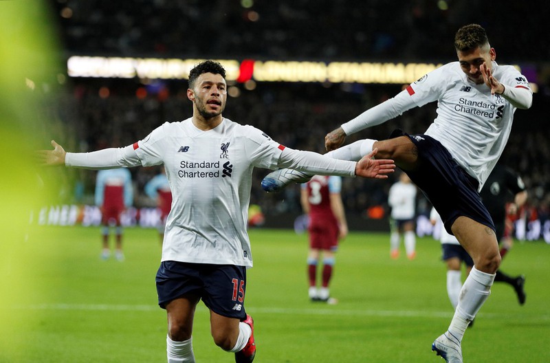 danh bai west ham, liverpool lap nen ky luc kho tin  hinh 1