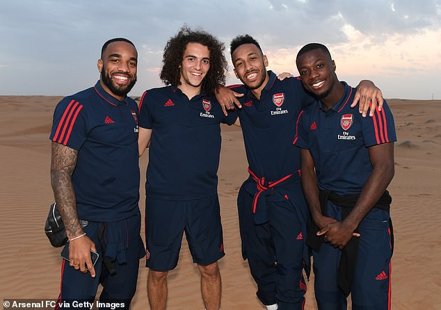 tranh thu ky nghi dong, arsenal di "du lich" sa mac o uae hinh 2