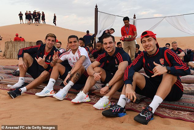 tranh thu ky nghi dong, arsenal di "du lich" sa mac o uae hinh 4