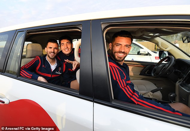 tranh thu ky nghi dong, arsenal di "du lich" sa mac o uae hinh 1