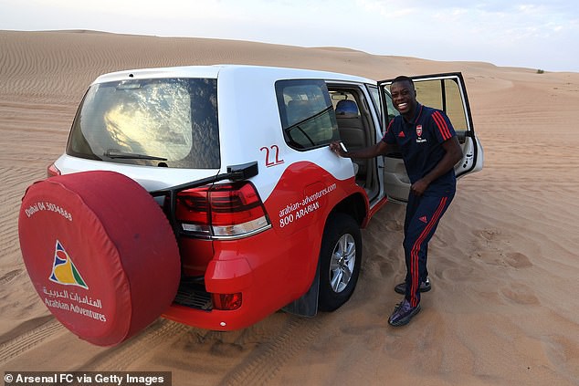 tranh thu ky nghi dong, arsenal di "du lich" sa mac o uae hinh 5