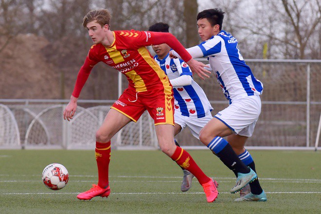 anh: van hau the hien kha nang o vi tri trung ve tai heerenveen hinh 2
