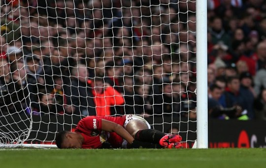 mu mat tru cot trong tran dau o europa league  hinh 1
