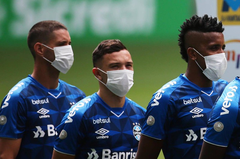 clb brazil deo khau trang ra san khi phai thi dau mua dich covid-19 hinh 3
