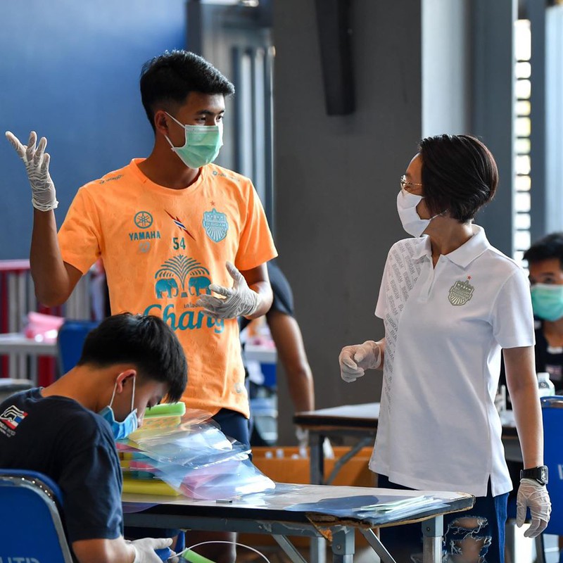 doi bong cu cua xuan truong san xuat do bao ho chong covid-19 hinh 5