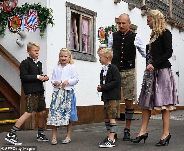 cuu sao bayern phai cach ly nghiem ngat do vo mac covid-19  hinh 1