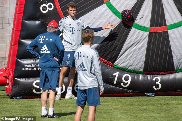 bayern munich thuc hien bai tap "cuc di" khi gian cach xa hoi  hinh 3