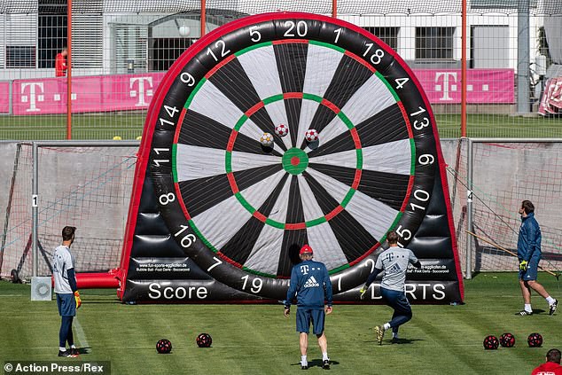 bayern munich thuc hien bai tap "cuc di" khi gian cach xa hoi  hinh 4