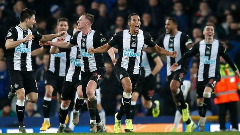 newcastle hua hen "thach thuc" ca ngoai hang anh khi co ong chu moi  hinh 1