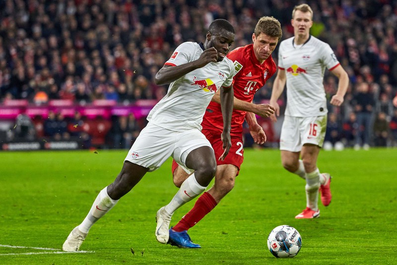 3 cau thu mac covid-19, bundesliga chua hen ngay tro lai  hinh 1