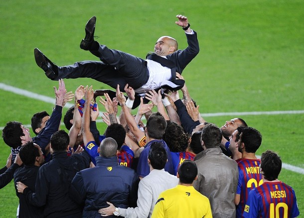 ngay nay nam xua: guardiola lan cuoi "lam thay" messi tren san camp nou hinh 1