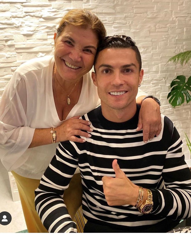 ronaldo va dan sao the thao chia se thong diep y nghia nhan ngay cua me hinh 1