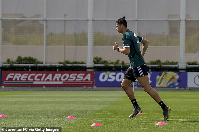 ronaldo tuoi roi trong ngay tro lai tap luyen cung juventus hinh 3