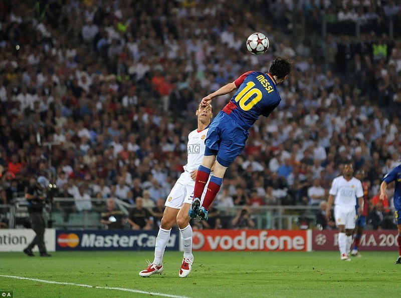 ngay nay nam xua: messi danh dau lam "tan nat" trai tim cdv mu  hinh 1