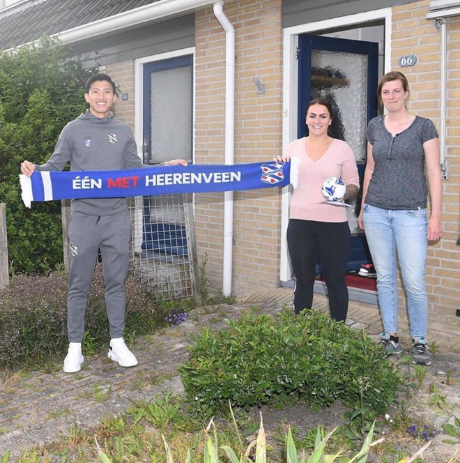 van hau va dong doi tri an nhung cdv trung thanh cua heerenveen  hinh 1
