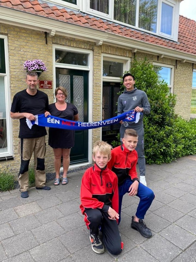 van hau va dong doi tri an nhung cdv trung thanh cua heerenveen  hinh 2