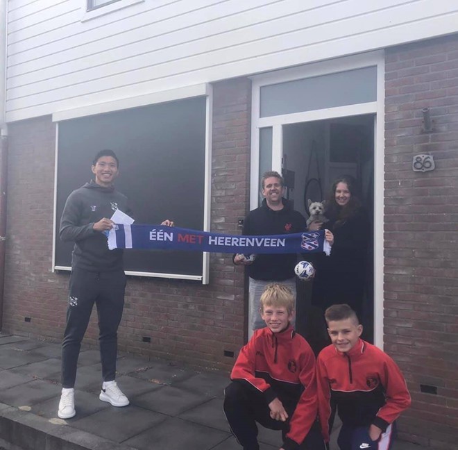 van hau va dong doi tri an nhung cdv trung thanh cua heerenveen  hinh 4