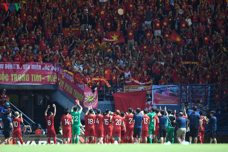 ngay nay nam xua: dt viet nam ha guc thai lan ngay tren san khach  hinh 1