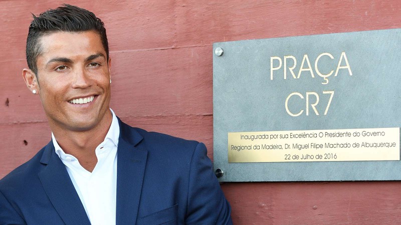 ronaldo la ty phu bong da dau tien tren the gioi  hinh 1