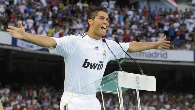 ngay nay nam xua: ronaldo dat thoa thuan roi mu sang real madrid  hinh 1