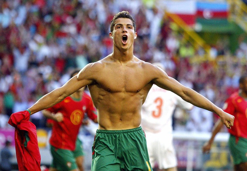 ngay nay nam xua: ronaldo ghi ban dau tien trong mau ao dt bo dao nha  hinh 1