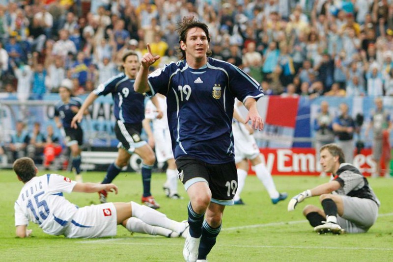 ngay nay nam xua: messi ghi ban dau tien o world cup  hinh 1