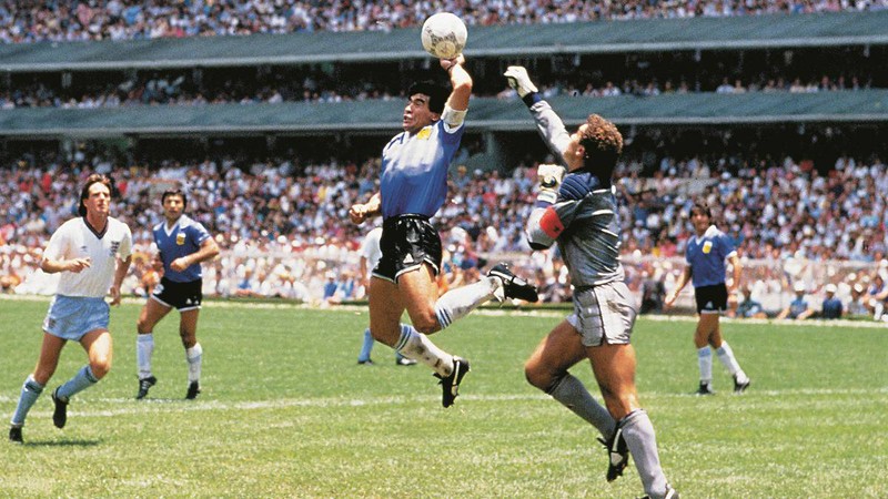 ngay nay nam xua: maradona tao nen "ban tay cua chua"  hinh 1