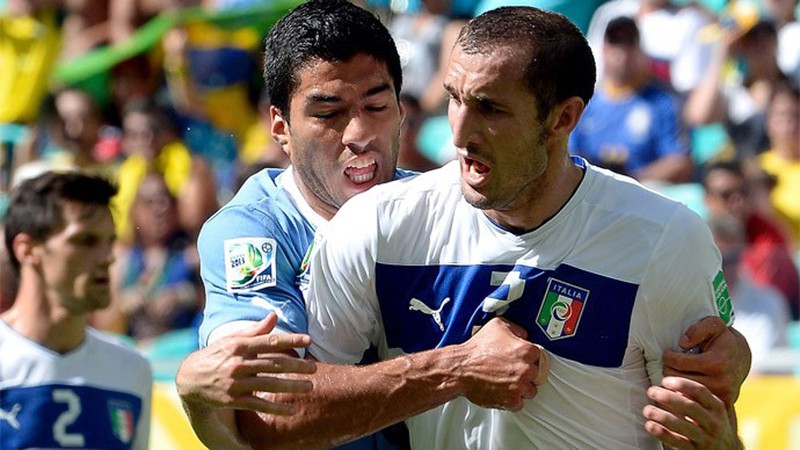 ngay nay nam xua: suarez can chiellini tai world cup 2014  hinh 1