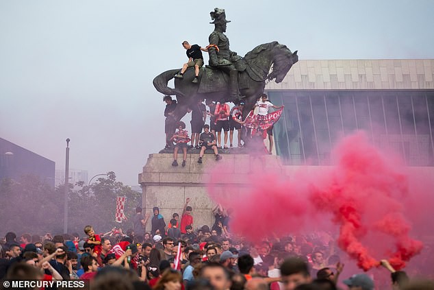 cdv liverpool do ra duong an mung chuc vo dich, chinh quyen "bat luc"  hinh 2
