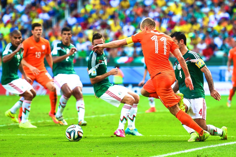 ngay nay nam xua: robben "an va" dua ha lan vao tu ket world cup 2014 hinh 1