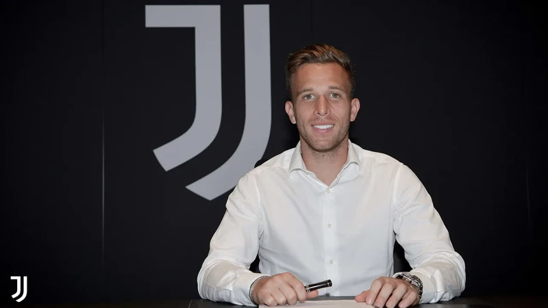 barca doi cau thu voi juventus: "bom tan" dau tien xuat hien  hinh 1