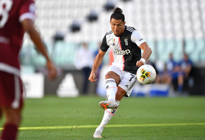 ket qua bong da juventus 4-1 torino vong 30 serie a, ronaldo da phat ghi ban hinh 1