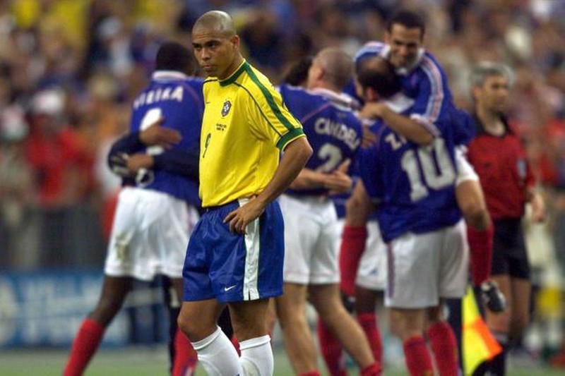 ngay nay nam xua: ronaldo "beo" bat luc nhin zidane len dinh the gioi  hinh 1