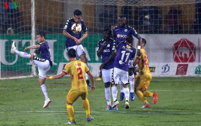 ngay nay nam xua: ha noi fc va nam dinh tao nen tran dau "dien ro"  hinh 1
