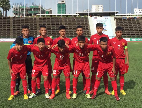 ngay nay nam xua: u16 viet nam vuot qua suc ep khung khiep cua 50000 khan gia hinh 1