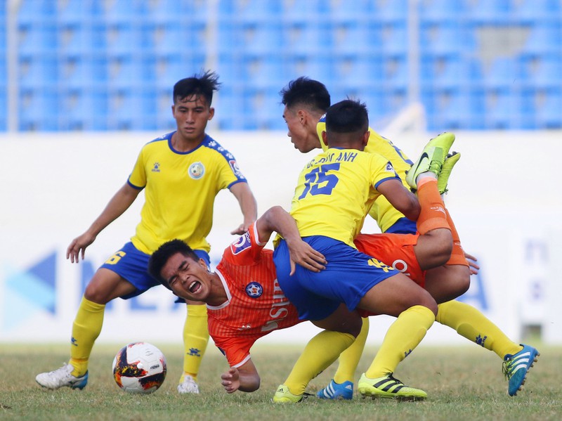 tran bong da dau tien o viet nam bi hoan vi covid-19 o da nang hinh 1