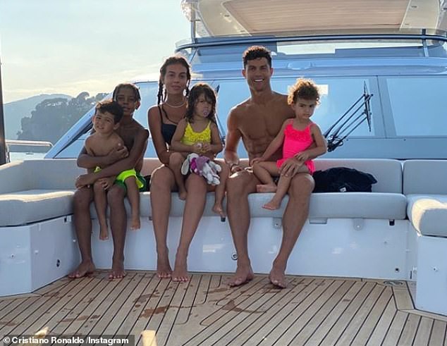 can canh du thuyen "xa xi" ronaldo mua de an mung chuc vo dich serie a hinh 1