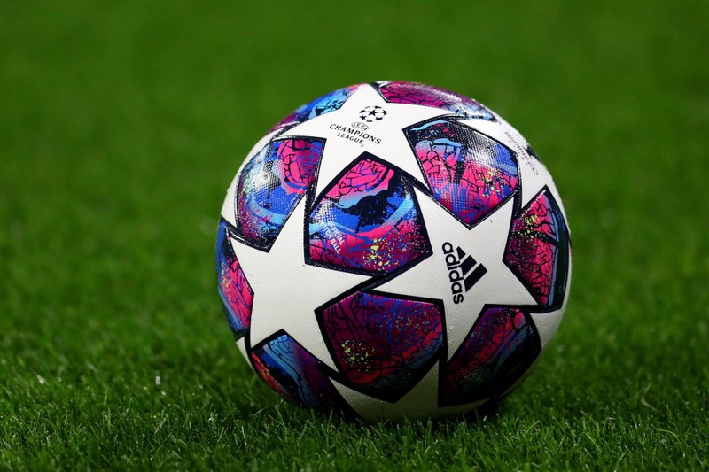 champions league tro lai, cau thu mac ao tri an bac si chong covid-19 hinh 1